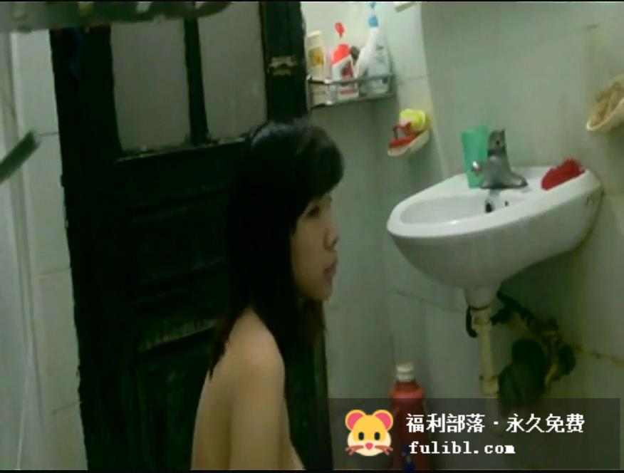 高二美女家中洗澡，热水器放了个针孔偷拍身材好，很幸运的露脸了