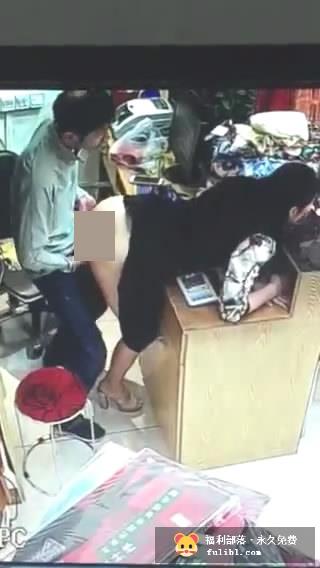 服装店老板T情操服务员，不小心被监控捕捉到了，画面太美了