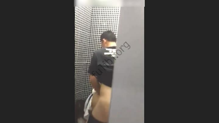 这他妈就尴尬了 一对情侣餐厅卫生间打炮被推门训斥[1V/8M]