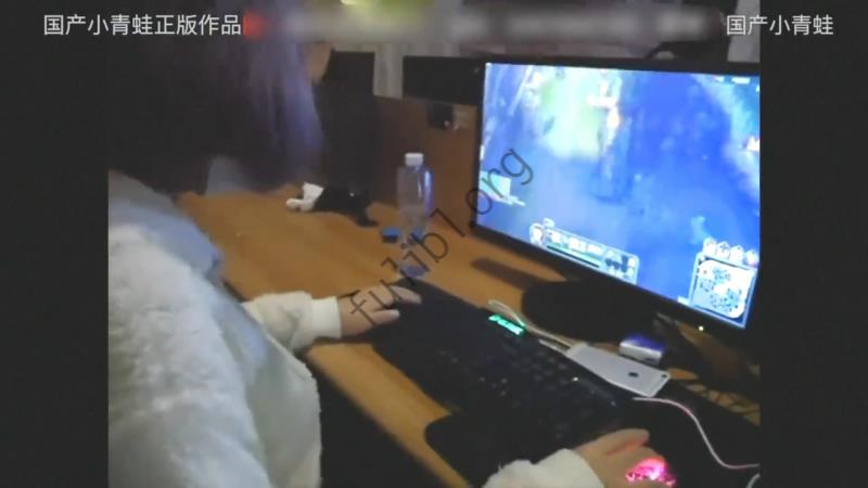 91小青蛙系列第二部之网吧搭讪玩LOL的女孩约到酒店玩女仆装啪啪[1V/296M]