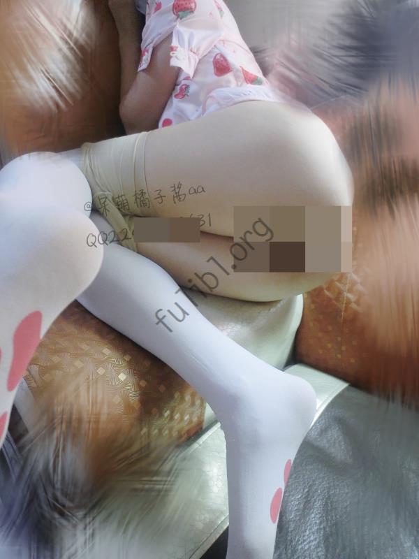 首发 微博萝莉福利姬@呆萌橘子酱VIP套图之草莓旗袍猫爪袜露d[44P/100M]