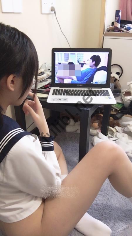福利姬@悠宝三岁 - 看着AV自卫的双马尾JK [14P+1V/399M]