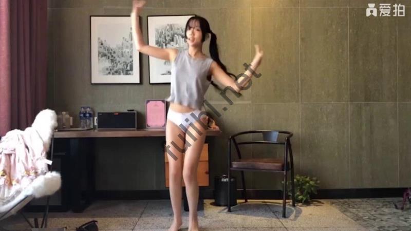 [推荐]人气小萝莉@浆果儿 - 爱豆的室内裸体宅舞演出[1V/535M]